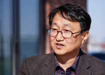 [인터뷰] 진보경제학자 정승일 “삼성전자·현대차 덕에 협력업체 컸다”