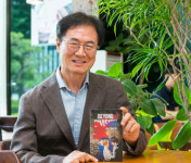 [이 사람] ‘Beyond the Division’ 영어소설 펴낸 허만형 교수