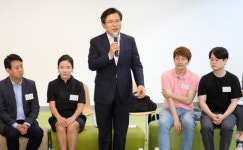 [봉달호 편의점 칼럼] 한국당, 참을 수 없는 존재의 역겨움