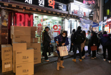 명동은 마스크 물결...