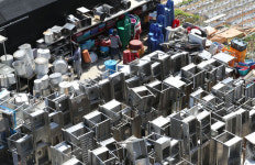 사장은 직원 잘라 버티고, 직원은 ‘쓰리잡’ 뛰며 견딘다!