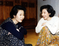 우리는 윤여정의 수상에 박수칠 자격이 없다