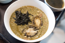 참기름에 달달 볶아 끓인 ‘바다맛’ 전복죽