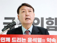 ‘파리 떼’ ‘짬뽕’ ‘자멸’ 논란 윤석열 공룡캠프