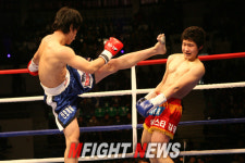15세 K-1 파이터의 날렵한 하이킥 피하기