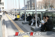 옹기 종기 모여앉아 입장 기다리는 격투팬들