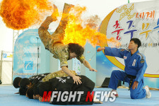 공권유술백호관 | [충주무술축제] '화염속으로' 살 떨리는 공권유술 시연