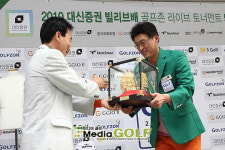 [골프존라이브] 트로피 전달받는 골프존 챔피언