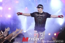 여유롭게 입장하는 아오키 신야 