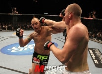 [UFC] 거인이 거인에게 브라운, 강펀치 일발장전