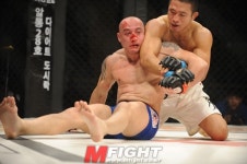 [로드FC] 데니스 강, 오야마 슌고에 KO패 