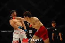 종잇장 차이로 피하는 윤철