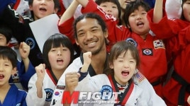 [영상] UFC 챔프 벤 헨더슨 태권도장에 뜨다!
