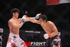 3라운드 접전의 서막을 알리는 김수철의 펀치공격