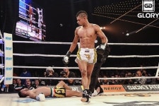 경량급 최강 무너졌다…킥복싱 황제 페트로시안 생애 첫 KO패