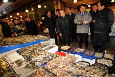 [포토뉴스] 수산시장 찾은 강무현 해수부 장관