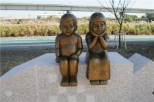 누가 조각상에 옷을 입힐까?