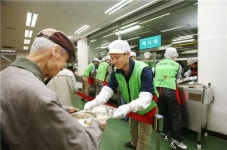 [포토뉴스]금호건설 새내기들 어르신들 많이 드세요