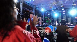 [포토]전국 TOP10 가요쇼에 즐거운 시민들