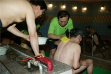 목욕 봉사하는 김현풍 강북구청장의 감동 행보