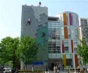 사람이 건물 오른 것같은 조형물 등장