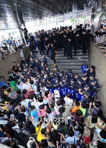 [포토]시청역 출구도 봉쇄하는 경찰