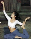[포토]복근미녀 박한별 요가동작도 우아하게~