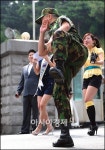 [포토]싸이의 '전역 세레머니', 곧 공연에서 보실 수 있어요