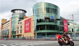 동네슈퍼의 반란...수완 롯데마트 시험대