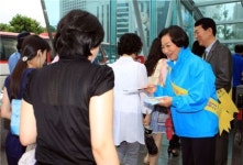 [동정]김영순 송파구청장,우측보행 캠페인 펼쳐