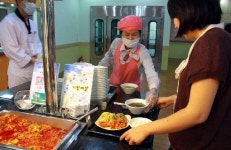 CJ프레시웨이 마스크 쓰고 배식해요