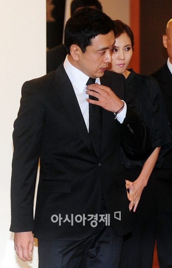 [포토]故 장진영 조문 마친 김승우-김남주 부부