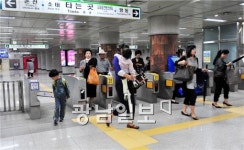 시각 장애인용 점자블록은 좌측에 그대로