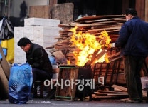[포토] 기습 한파에는 모닥불이 최고~