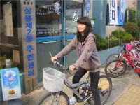 서울우유,상봉2동 주민들에 자전거 75대 전달