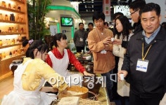 [포토] 손으로 빚은 술!