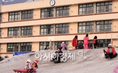 [포토] 골치아픈 눈이 아이들 놀이터로~