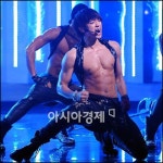 [포토]비, 눈길 뗄수 없는 식스팩