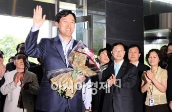 [포토] 시청직원들에게 환영받는 오세훈 당선자