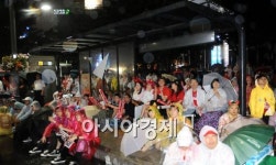 [포토]버스정류장을 우산 삼아