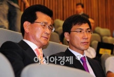 [포토]수정안 부결지켜보는 충남·북 지사 당선자