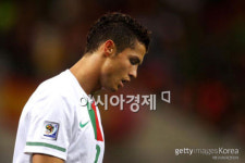 [월드컵]'16강 탈락' 포르투갈 또 무득점...고개 숙인 호날두