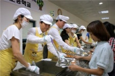 김영배 성북구청장, 초등학교 급식봉사로 업무 시작