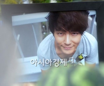 故박용하, 삼우제 소지섭 등 참석..제상에 고인 즐기던 커피까지(종합)