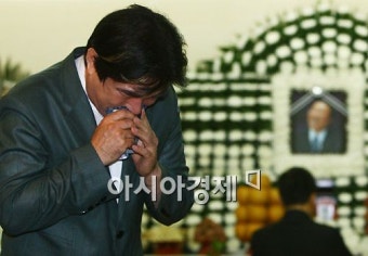 [포토]사랑하는 형님을 잃은 배일호
