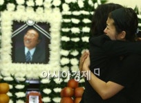 [포토]고인의 가족과 슬픔 나누는 현숙