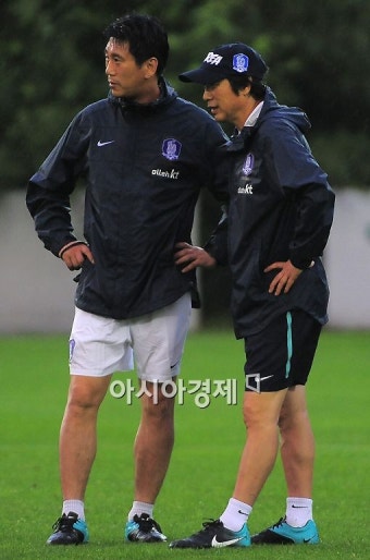 [포토]전술회의하는 조광래-박태하