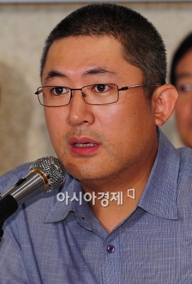 [포토]심각한 표정의 김응석 노조위원장 | 포토뉴스