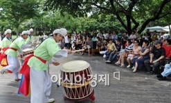 [포토]나무그늘 아래서 민속공연을..