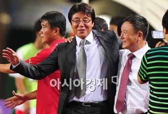[포토]황선홍 '허정무 감독님 승부는 다음에'